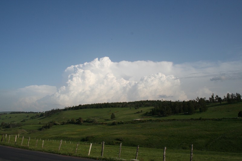 Quelques photos de nuages orageux de ce printemps 2007 Img_1611