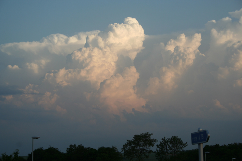Quelques photos de nuages orageux de ce printemps 2007 Img_1710