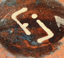 Pot en grès émaillé bleu avec reliefs marque en  dessous à identifier Image175