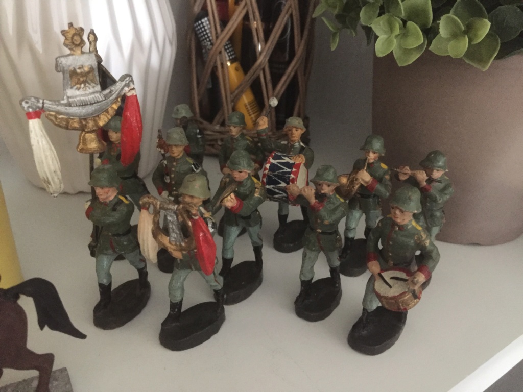 Les figurines anciennes, leurs accessoires et leurs décors. - Page 4 302f2a10