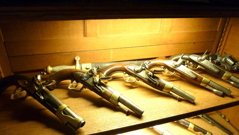 Voici  quelques pistolets @ silex dans ma vitrine P1000837
