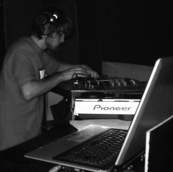 German_LM_-_17_June_2010_Guestmix_Deepwhisperss_B-day_Special_on_Insomnia_Fm__.mp3   Ne11
