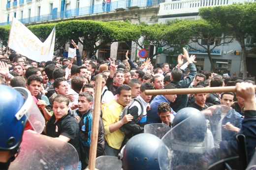 les etudiants bravent l'intérdit Etudia10