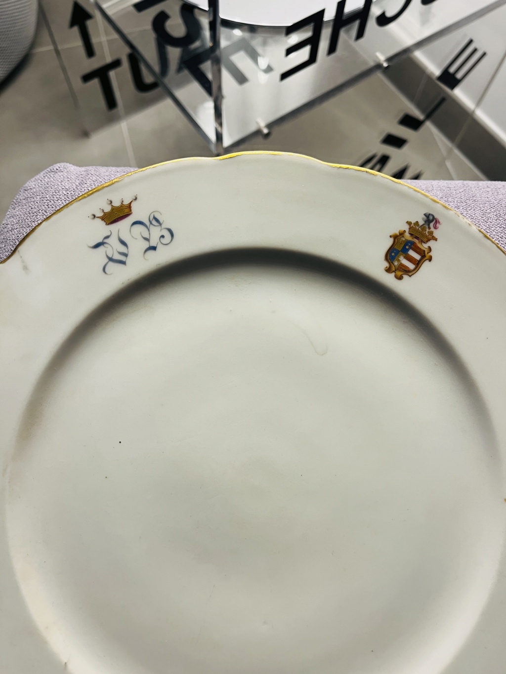Assiette ancienne porcelaine armoiries Img_1020