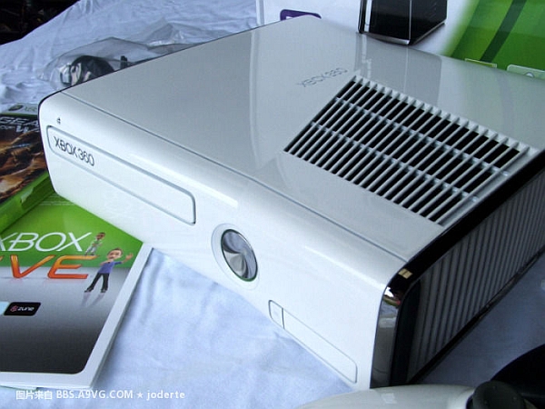 The New Xbox 360 S in white White-11