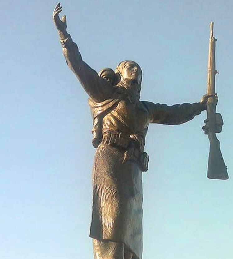 Identification d'un fusil sur une statue turque (guerre de 1877-78) Nene_h10
