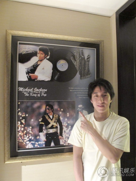 Jackie Chan pagou 50.000 dólares na luva de Michael Jackson para seu filho. Jack_c10