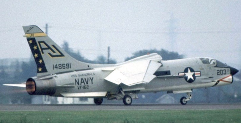 [Academy] Vought F-8 Crusader - Page 3 Vough224
