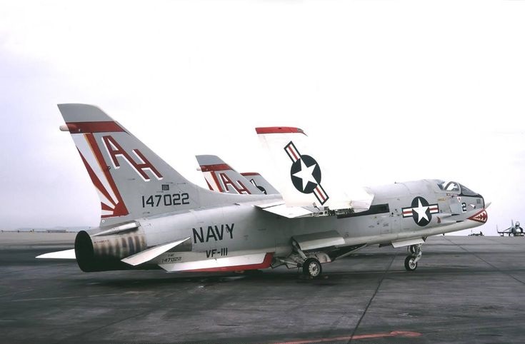 [Academy] Vought F-8 Crusader - Page 3 Vough240