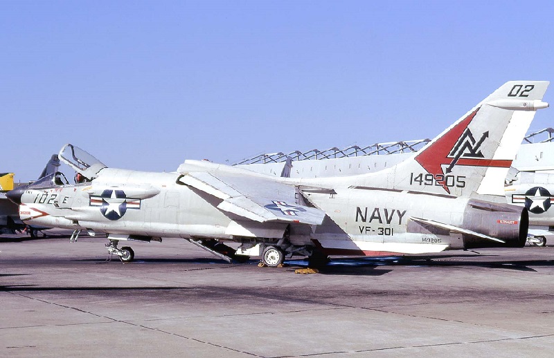 [Academy] Vought F-8 Crusader - Page 3 Vough246