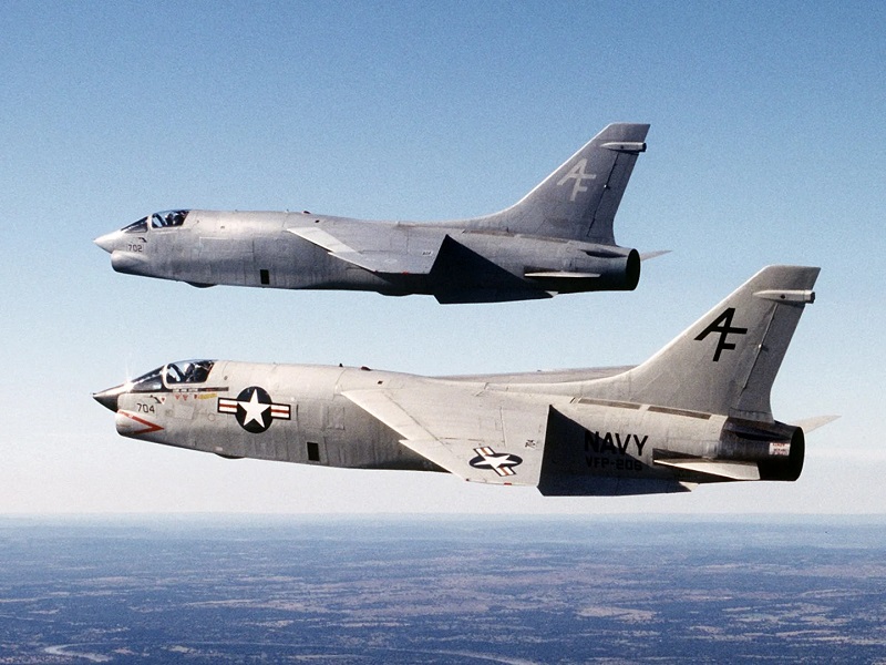 [Academy] Vought F-8 Crusader - Page 4 Vough303