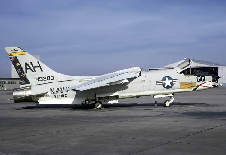 [Academy] Vought F-8 Crusader - Page 4 Vough325