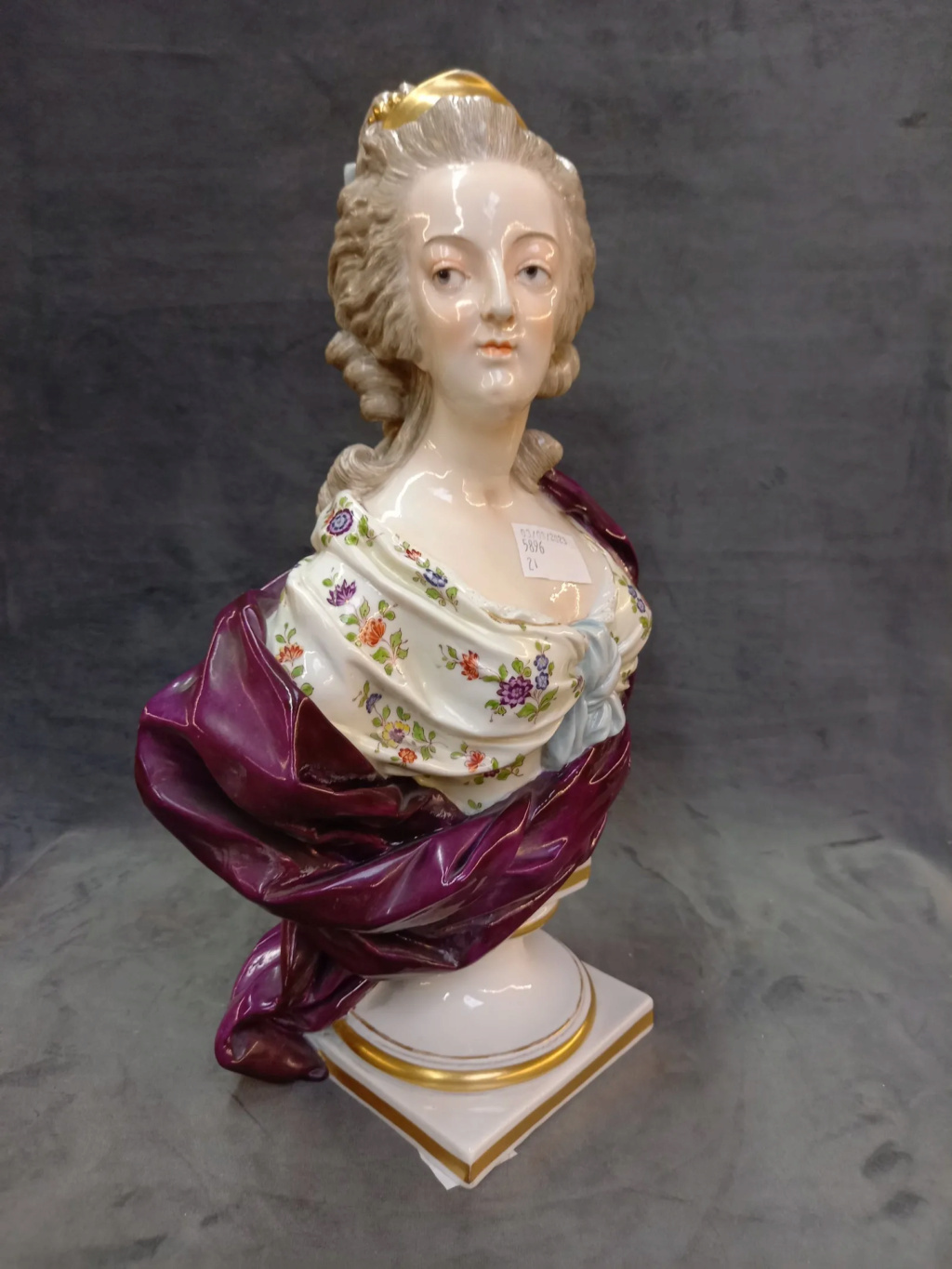Collection bustes de Marie Antoinette - Page 13 Tzolzo40
