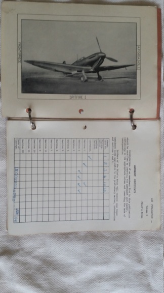 Rares manuels de vol de Spitfire et Hurricane  20200514