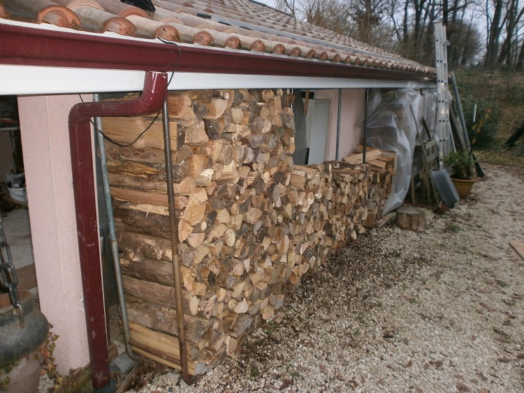 Le bois est à la maison, il faut le fendre et le ranger..  P1070036