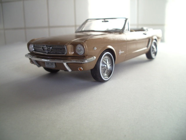 mustang convertible 1/2 1964 de chez revell au 1/24  3010