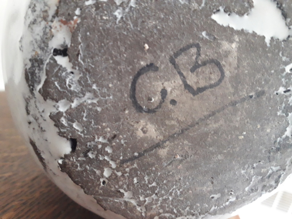 Une curieuse céramique moderne émaillée initiales C.B. 20200516