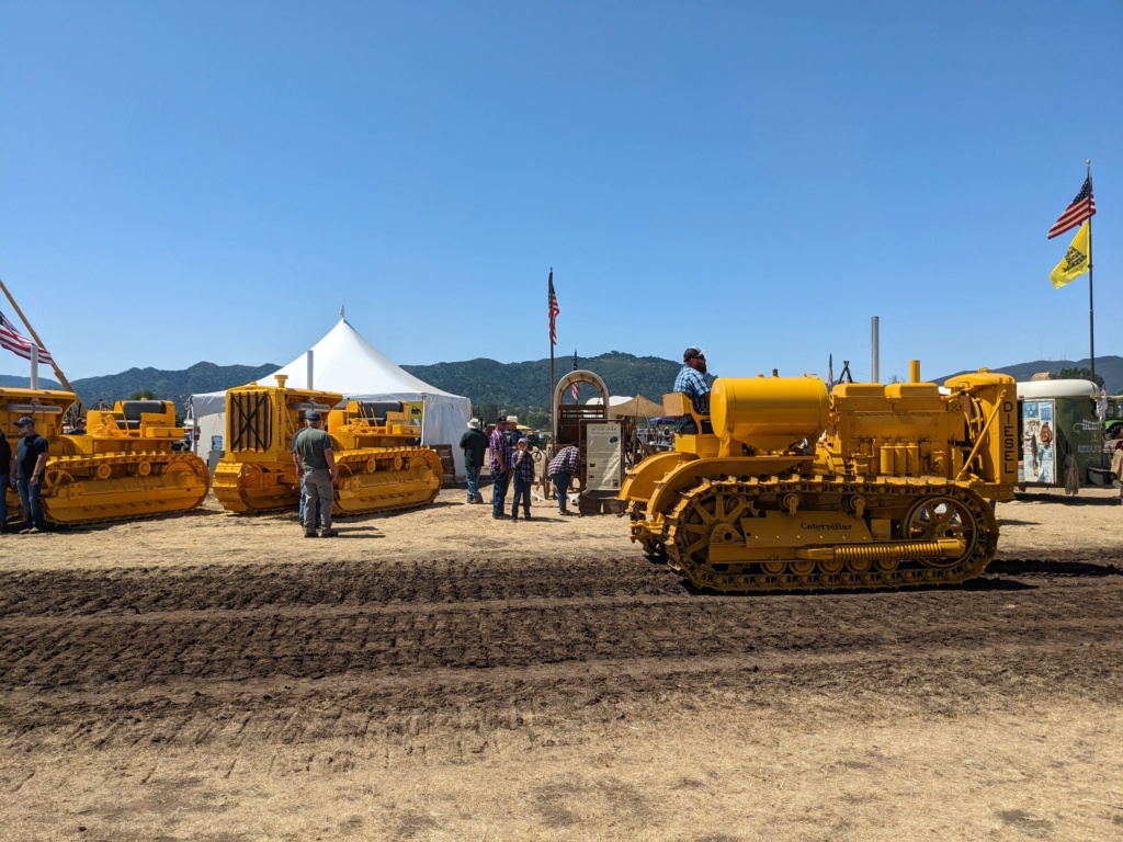 Exposición de tractores antiguos en la Costa Central de California  Pxl_2076