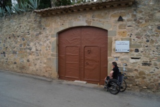 Devant l\'entrée du Château Gala Dalí - Púbol  13498410