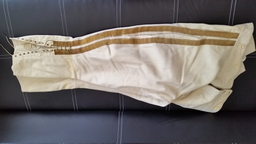 Pantalon blanc cassé à bandes dorées. A identifier. 20220411