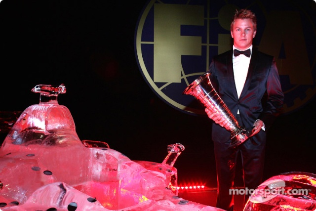 Raikkonen a recu sa coupe de champion du monde F1-20010