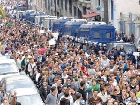 La marche des étudiants a abouti à Alger au grand dam des policiers chargés de les réprimer Manif110