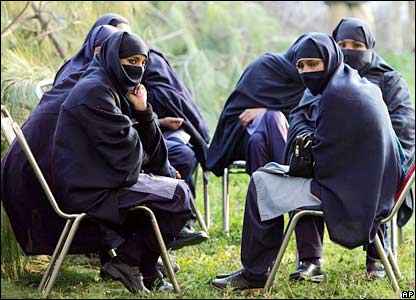 Female police officers in Pakistan ... ... _4429610