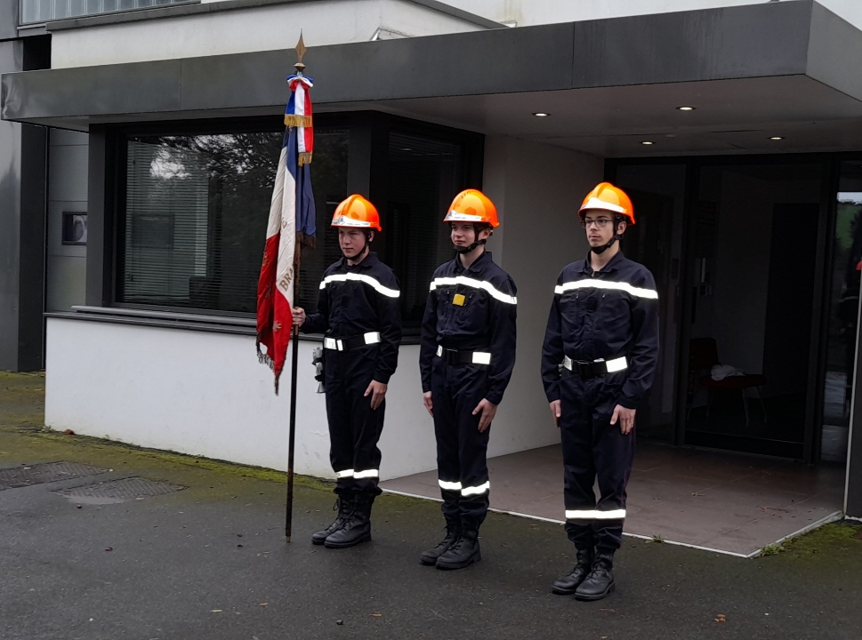 Des jeunes sapeurs-pompiers se forment pour être porte-drapeau 12477110