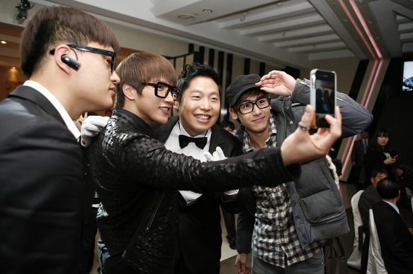 [06.05.11] 2PM au mariage de leur manager Lee Jooseob 259