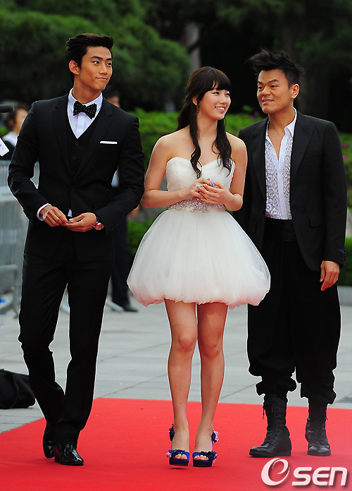 [26.05.11] Beaksang Award 2011 (Taec & JYP) 486