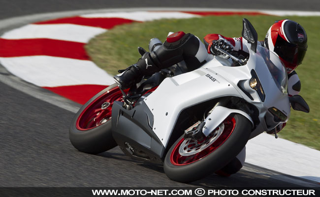 Premières nouveautés Ducati 2011 : du sport et du confort !  Nouvea15