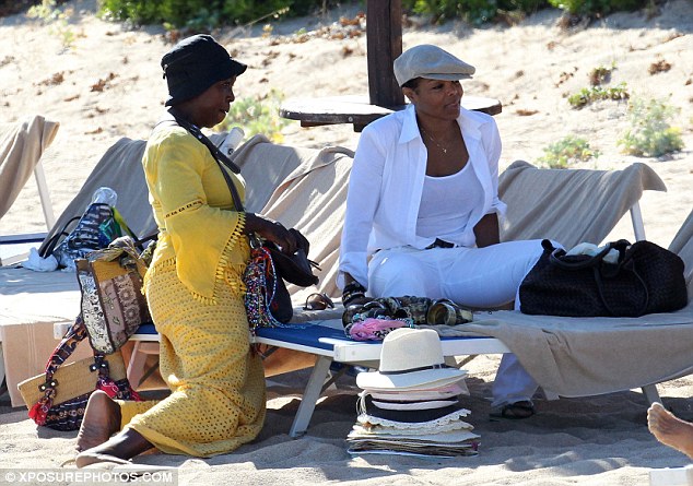 Janet Jackson 'placcata' da una venditrice ambulante a Porto Cervo Janet-30