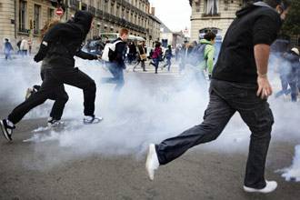 تصعيد احتجاجات العمال الفرنسيين يخفّض إمدادات الوقود لباريس Large_19