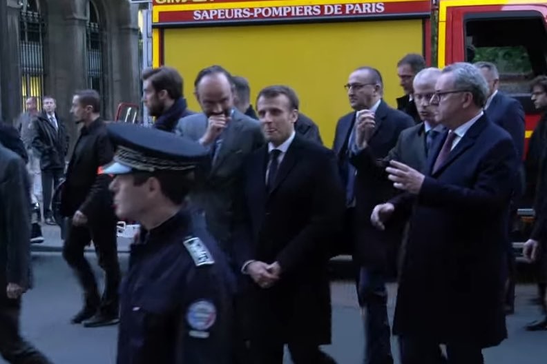 Franc-maçonnerie : Bureau de Macron  avec un tableau de Notre Dame de Paris en feu  Fou_ri10