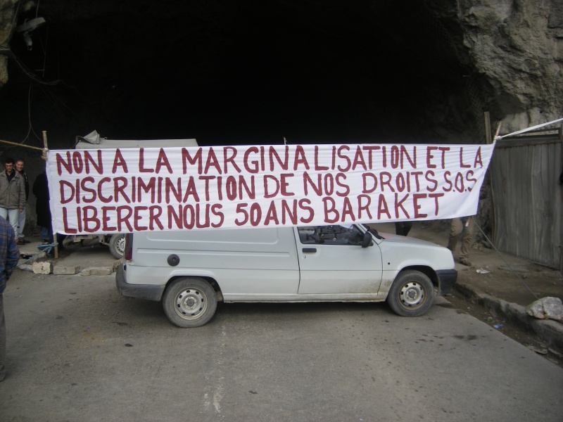 les habitant de la cité recasement bloquent la route nationnal N 9 Imgp1910