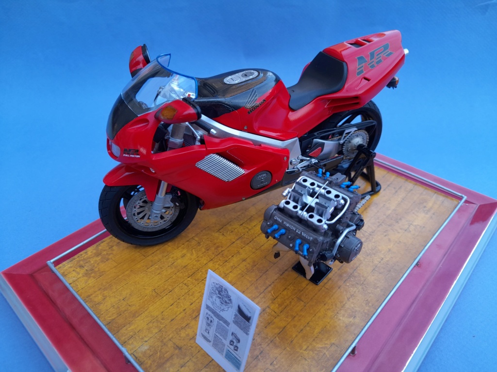 Honda NR 750  Tamiya au 1/12 façon musée. 20220833