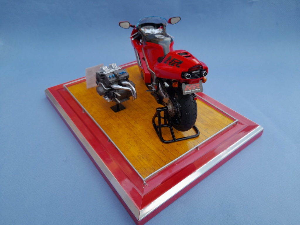 Honda NR 750  Tamiya au 1/12 façon musée. 20220836