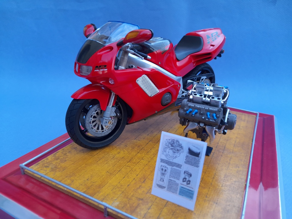 Honda NR 750  Tamiya au 1/12 façon musée. 20220844