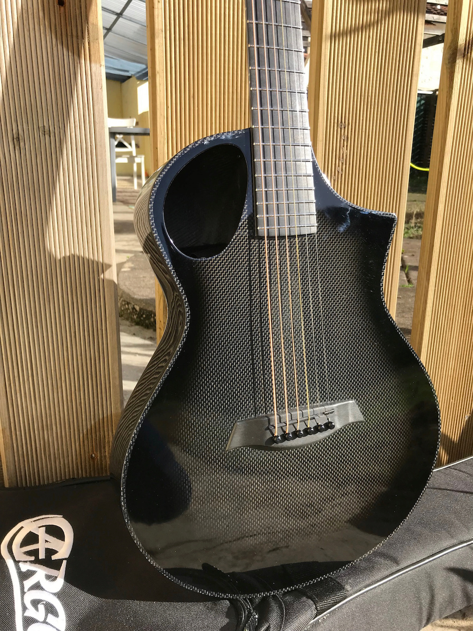 VENDUE Composite acoustic Cargo travel guitar  111
