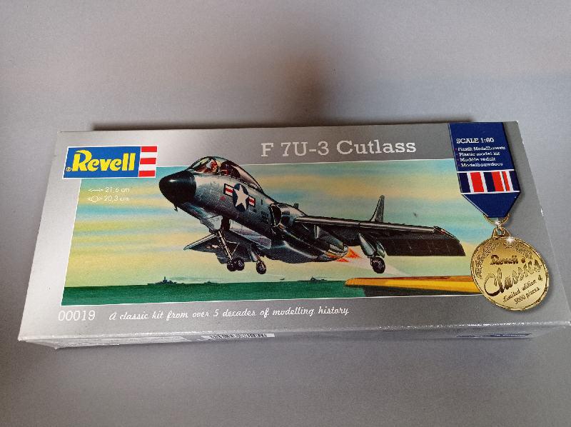 F-7U3 Cutlass in 1:60 von Revell F7_02310