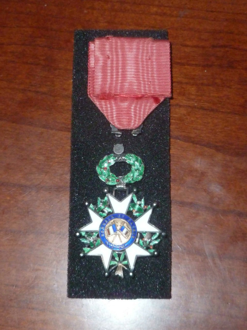 Lot de médailles et placards d'un ancien officier du 69e RIF ARD40 - Avril 1 - VENDU P1170779
