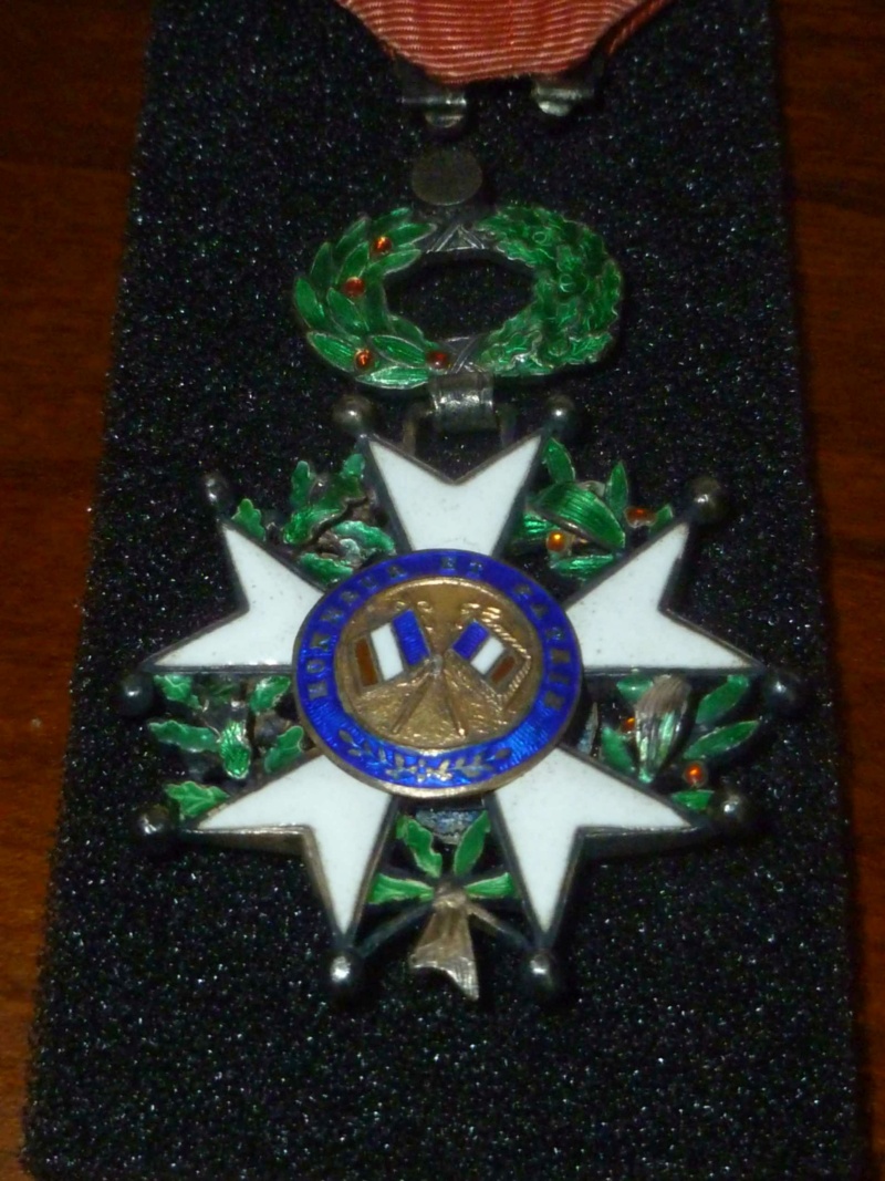 Lot de médailles et placards d'un ancien officier du 69e RIF ARD40 - Avril 1 - VENDU P1170780