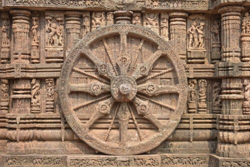 La rueda de Dharma. Símbolo budista Rueda-10