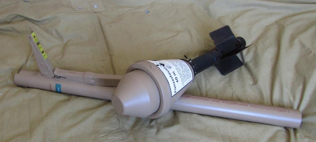 "unboxing" réplique panzerfaust, et un brin d'humour Img_9815