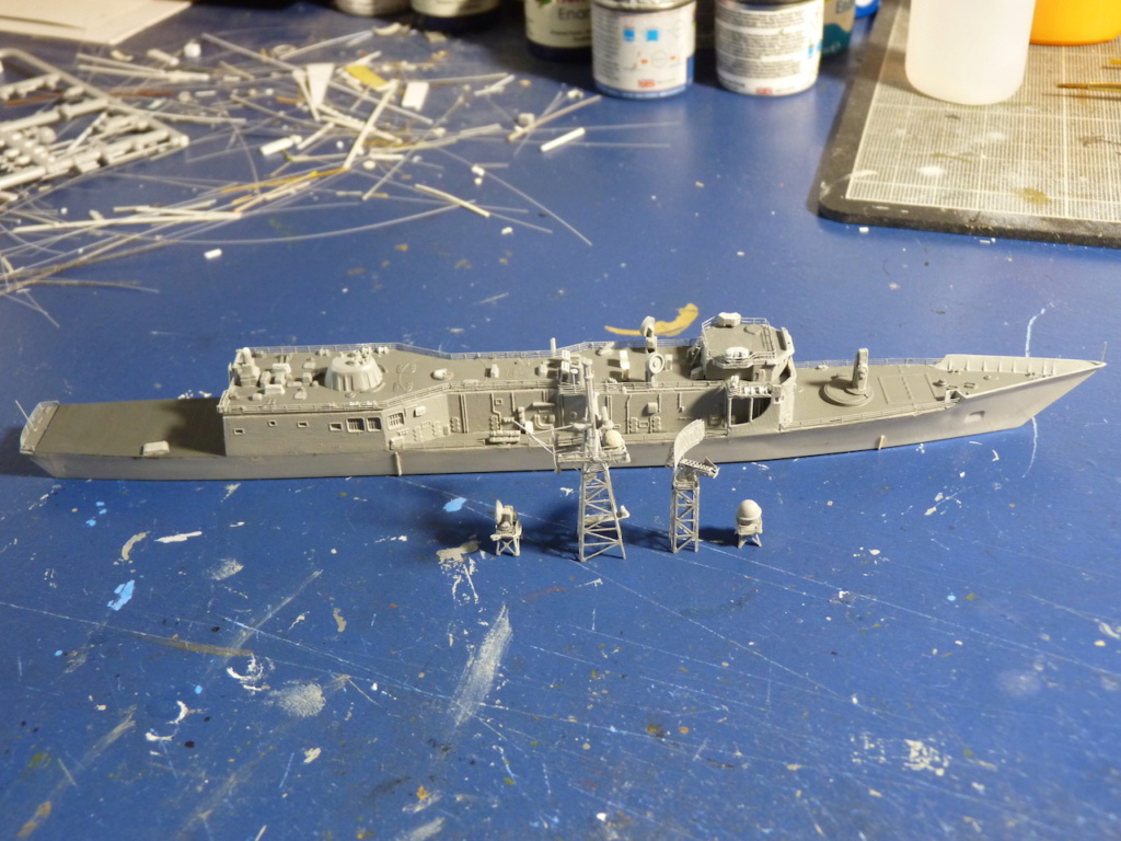 USS Kauffman - FFG 59 1/700 Revell/Pittroad  - Page 2 P1120034