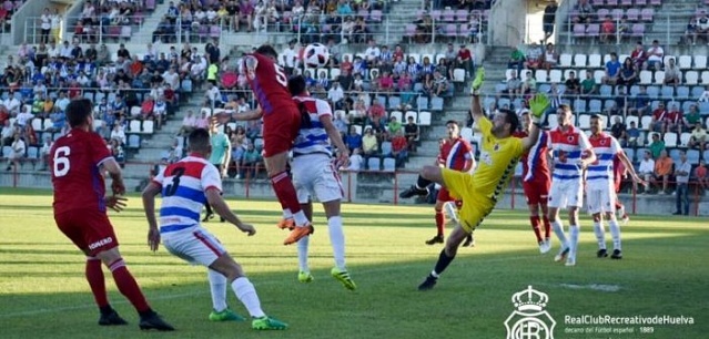 ASI VIERON LOS PERIODICOS EL CARTAYA 0-RECRE 4  1212