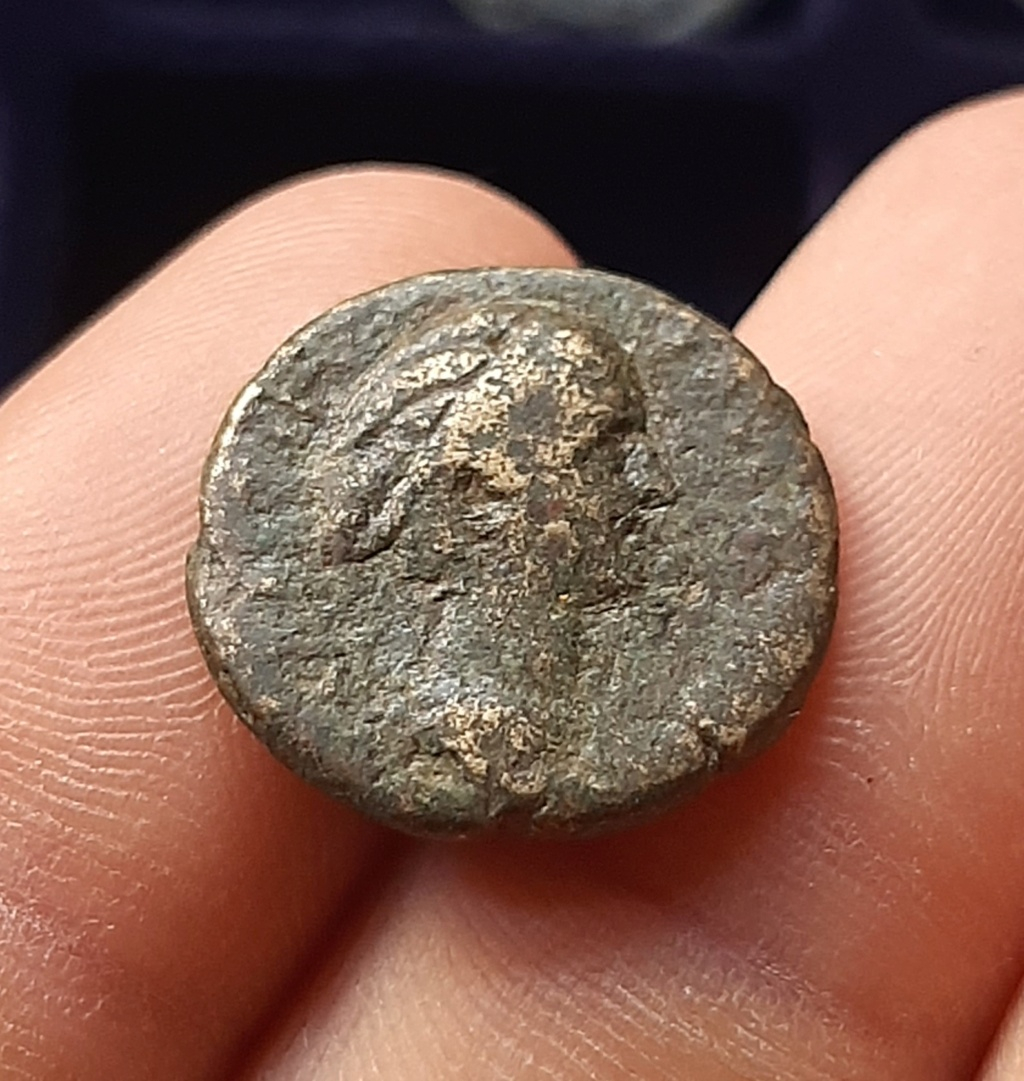 AE18 de Faustina II. ΘЄVΔΙΑΝΟϹ ΑΝЄΘΗΚЄ. Grifo a izq dch. Esmirna 20230212