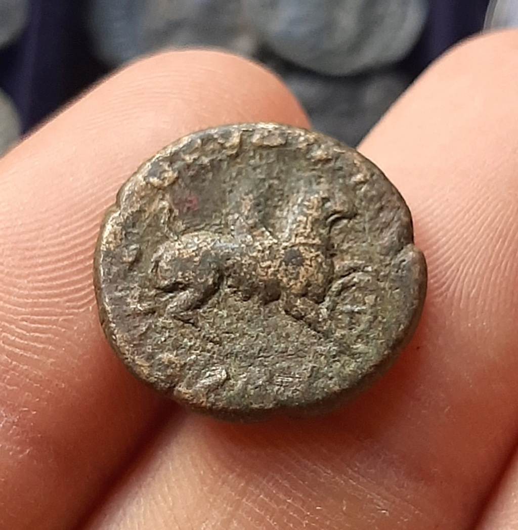 AE18 de Faustina II. ΘЄVΔΙΑΝΟϹ ΑΝЄΘΗΚЄ. Grifo a izq dch. Esmirna 20230213