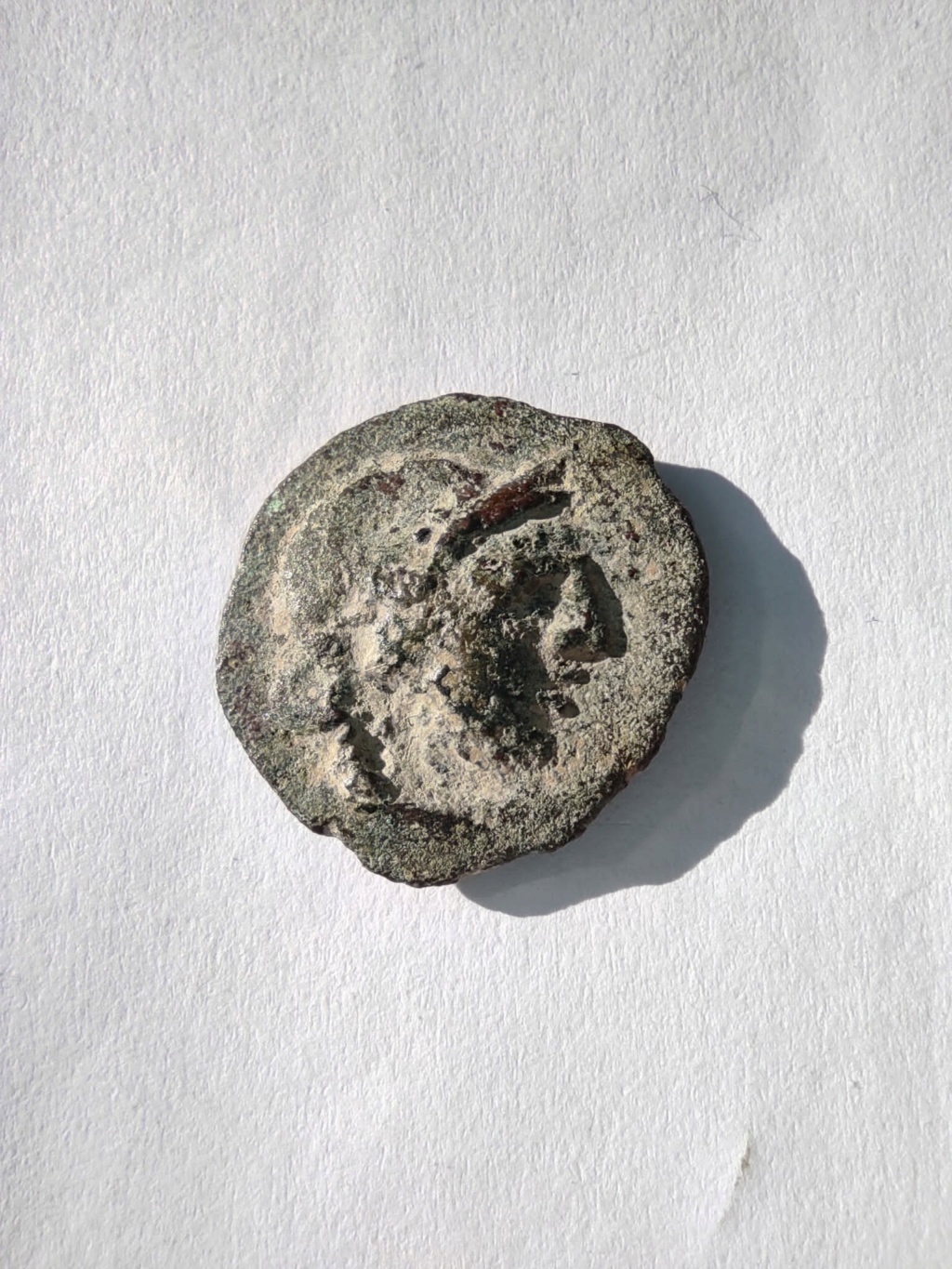 Moneda antigua a identificar. Cabeza de divinidad a derecha Img-2038