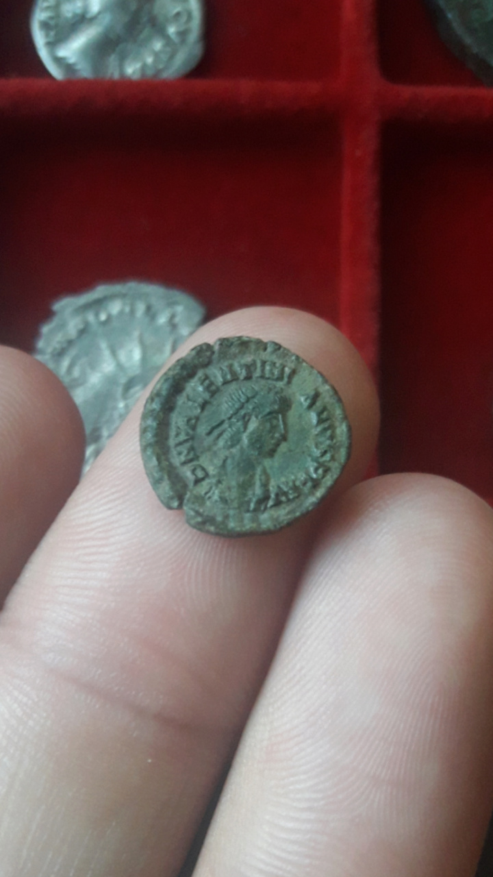 AE4 de Valentiniano II. VICTORIA AVGGG. Siscia Screen92